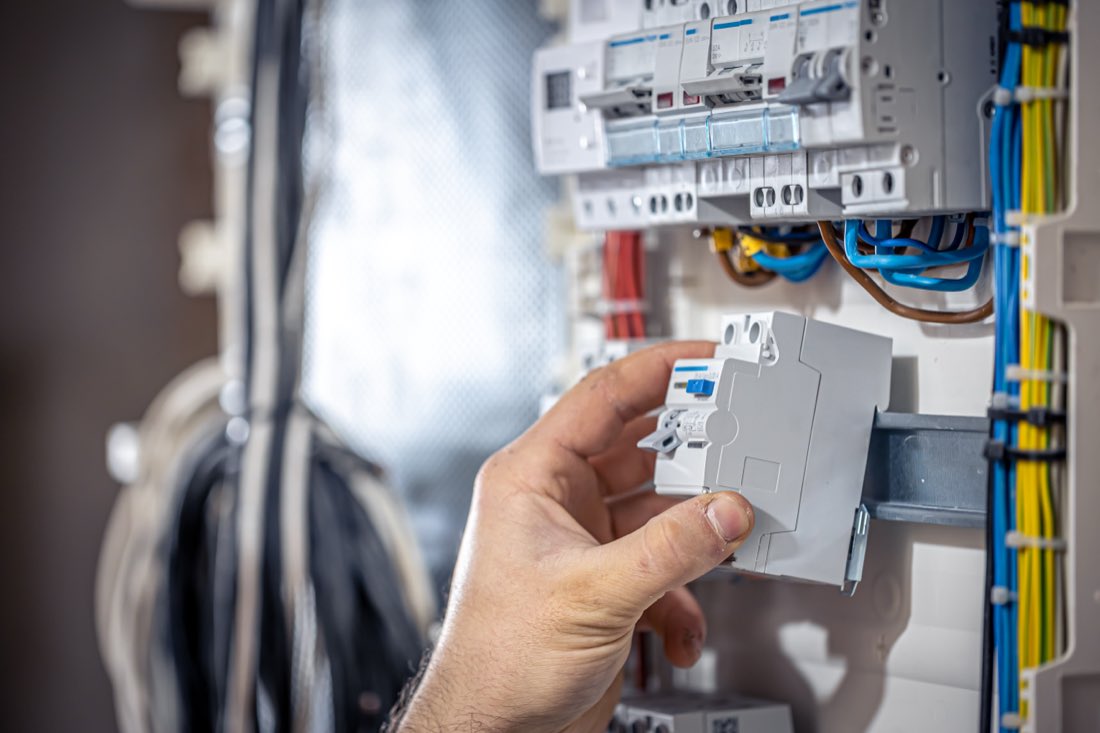 Elektricien plaatst een aardlekschakelaar bij in de groepenkast