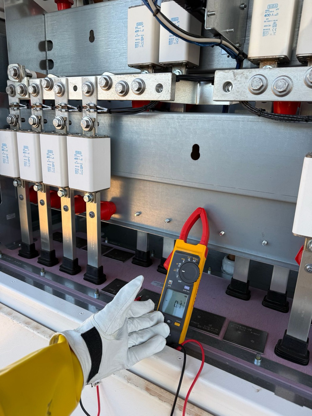 Elektricien voert een meting uit in een schakelkast volgens NEN 1010
