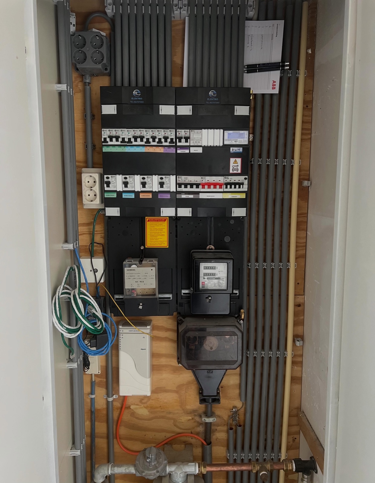 Door SC Elektro geïnstalleerde groepenkast met SC Elektro-branding in Dordrecht