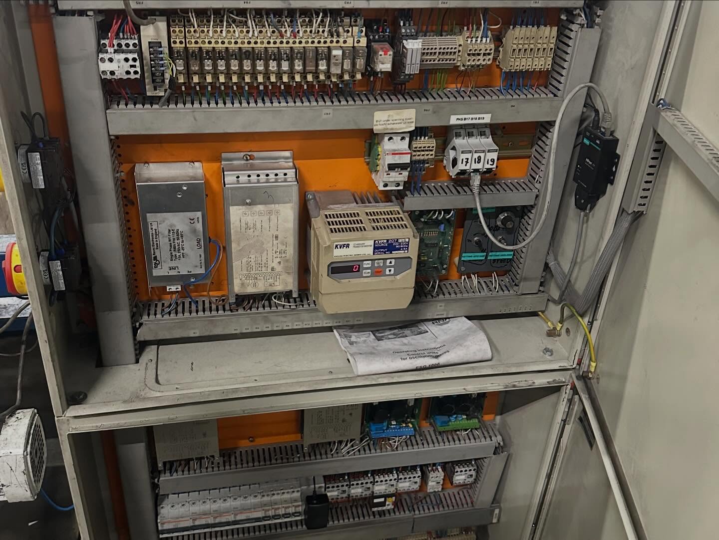 Industriële machinebesturingskast met frequentieregelaar door SC Elektro