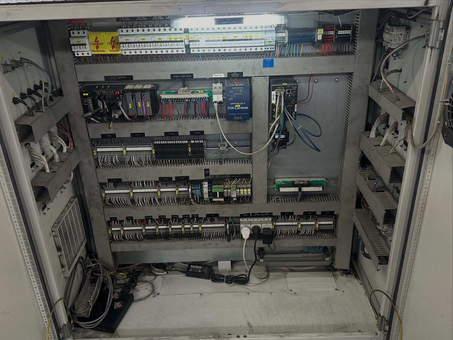 Industriële PLC-besturingskast (Omron) gebouwd door SC Elektro