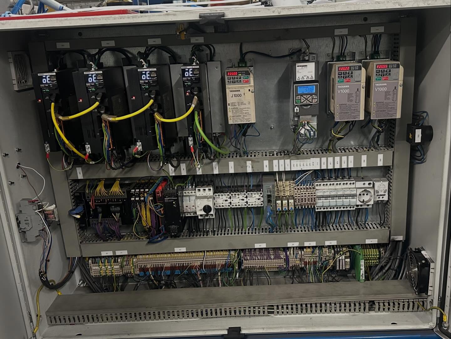 Besturingskast met Yaskawa servo- en frequentieregelaars door SC Elektro
