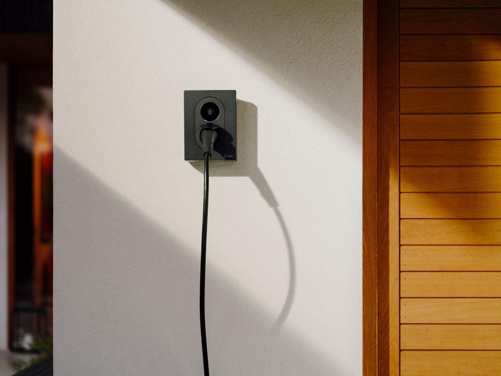 Zaptec Go 2 laadpaal gemonteerd aan de gevel van een woning