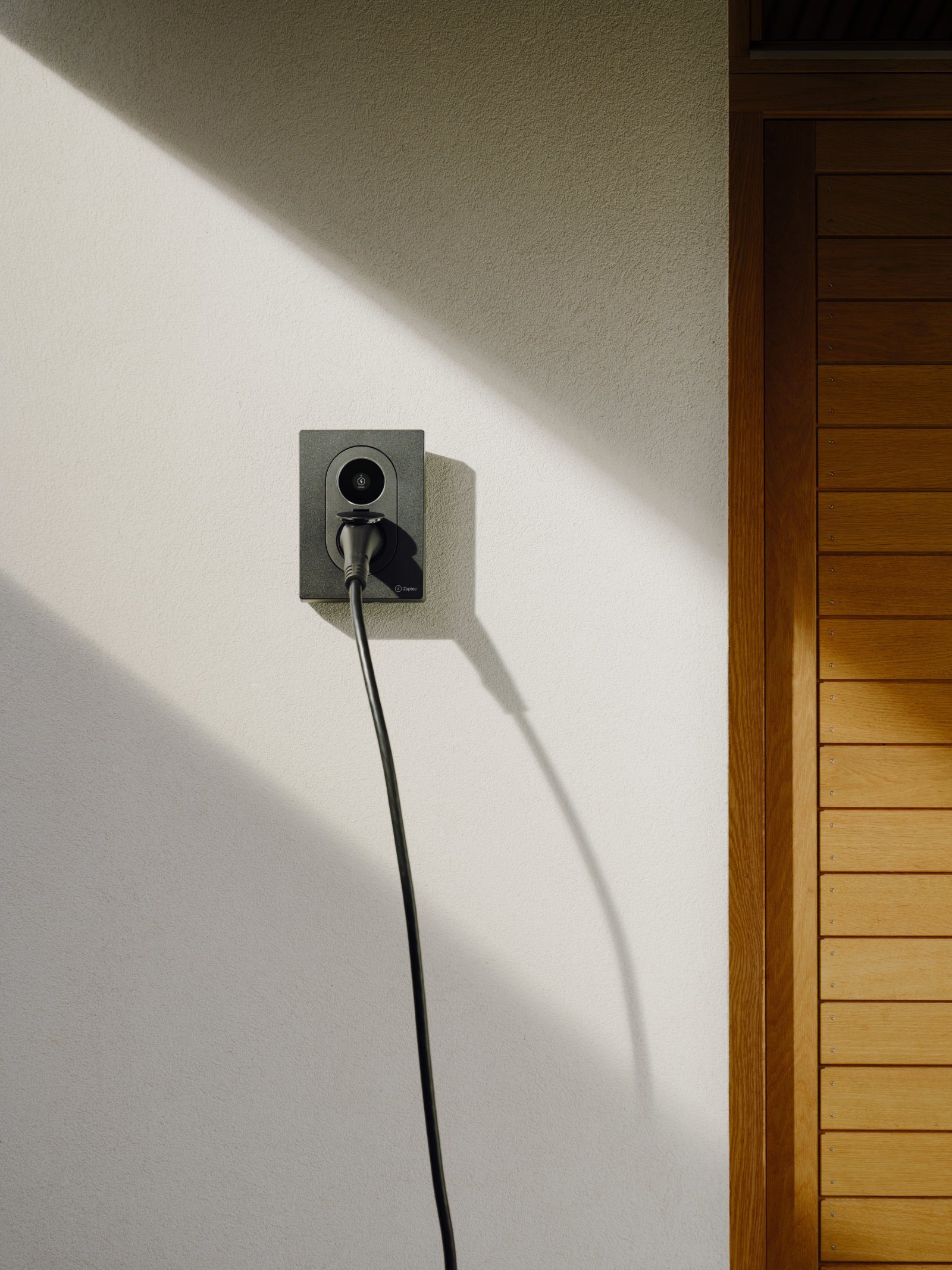 Zaptec laadpaal aan een woninggevel