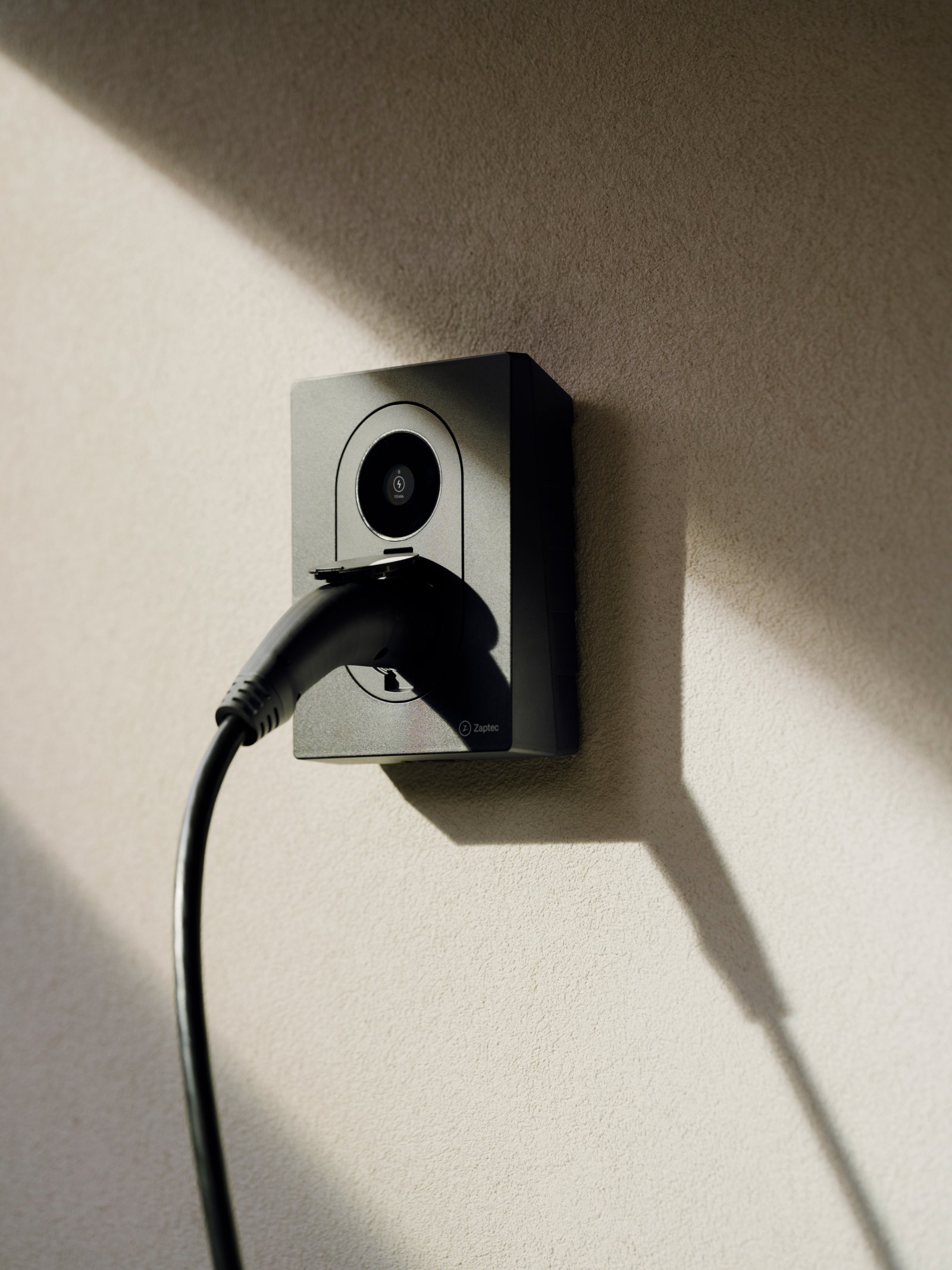 Zaptec Go 2 laadpaal close-up aan de muur