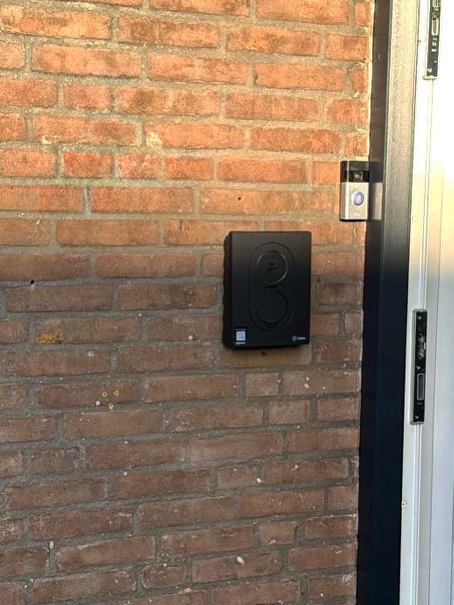 Zaptec laadpaal naast de voordeur, geïnstalleerd door SC Elektro