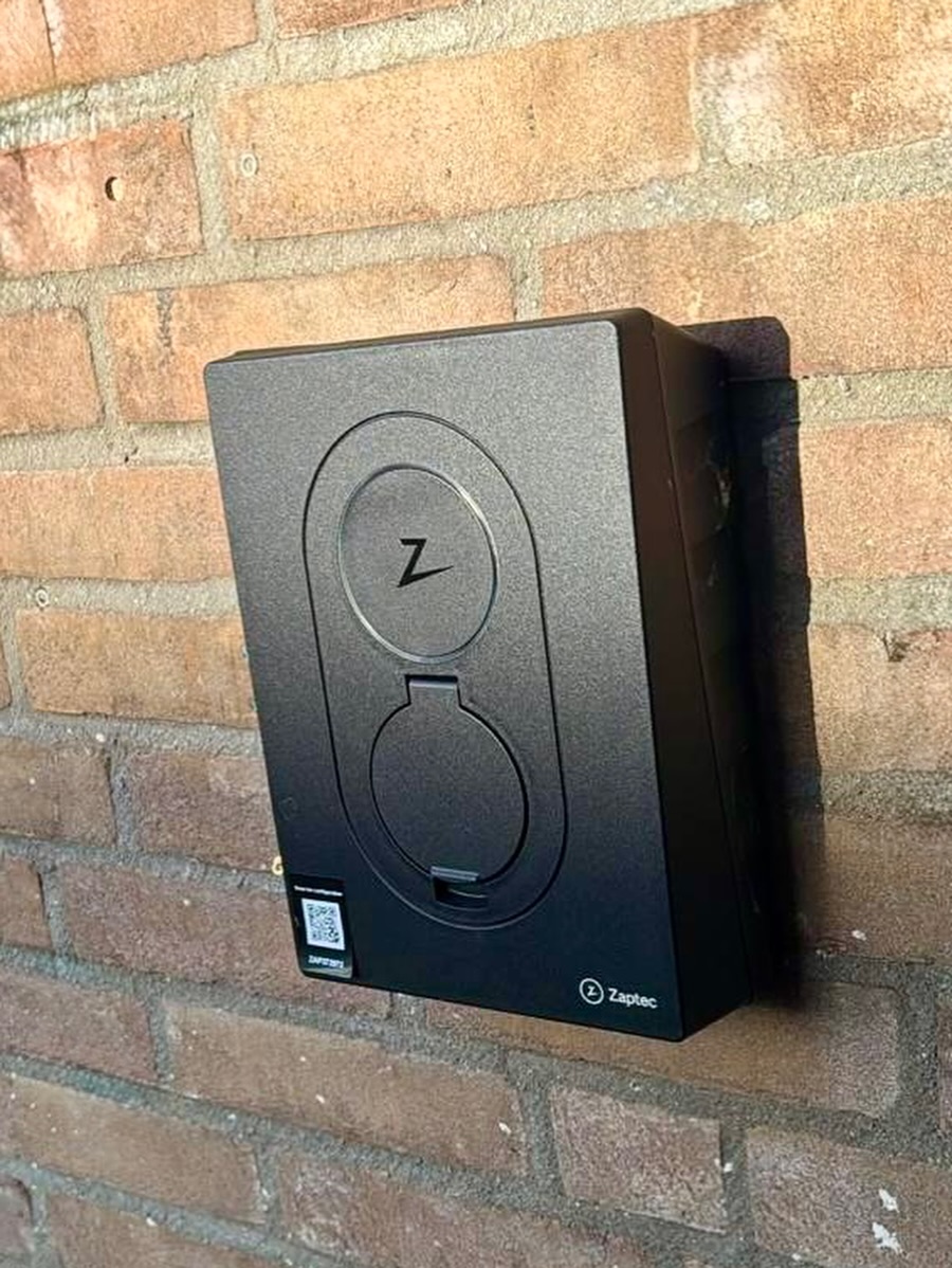 Door SC Elektro geïnstalleerde Zaptec laadpaal aan een woninggevel in de Drechtsteden
